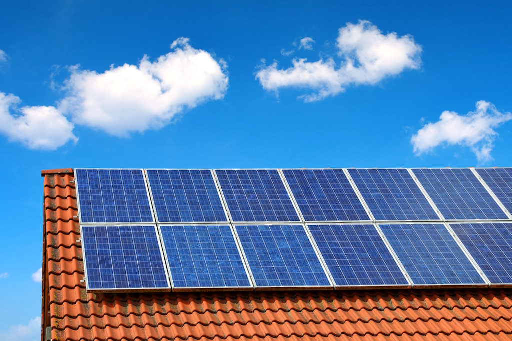 Moderne PV-Anlage am Dach